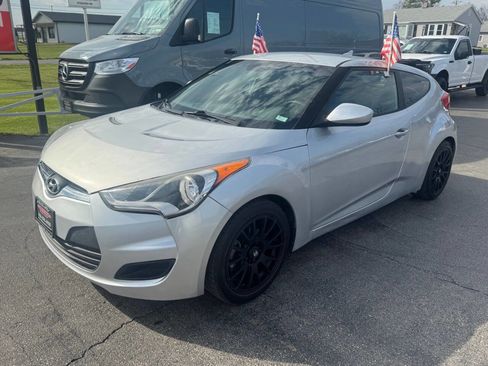 Used 2015 Hyundai Veloster image 2