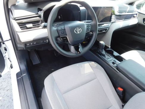 Used 2025 Toyota Camry LE AWD/4WD image 13