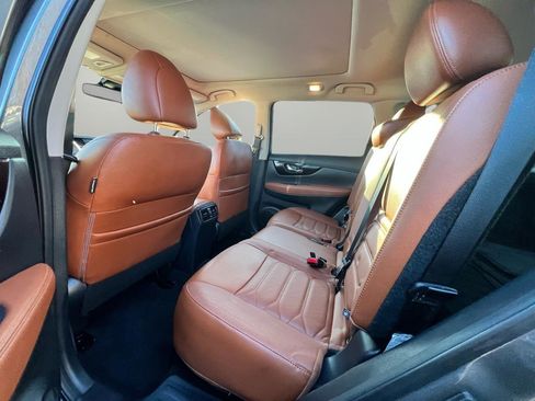 Used 2019 Nissan Rogue SL w/ Premium Package image 19