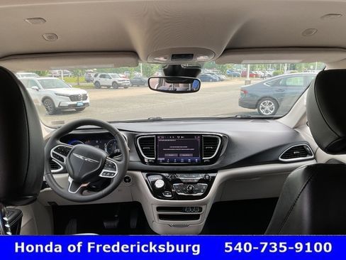 Used 2024 Chrysler Pacifica Touring-L FWD image 44