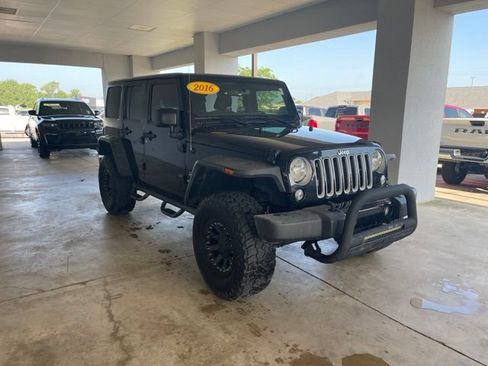 Used 2016 Jeep Wrangler Unlimited Sahara w/ Connectivity Group AWD/4WD image 5