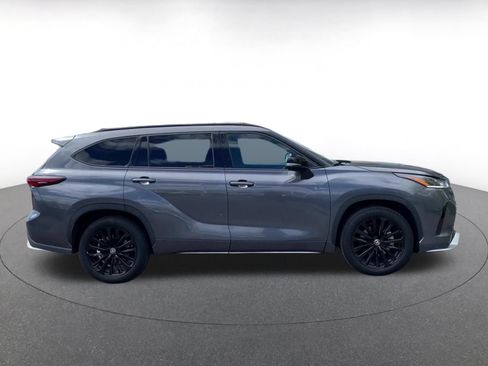 Used 2025 Toyota Highlander XSE AWD/4WD image 16