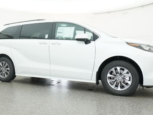 New 2026 Toyota Sienna XLE image 19