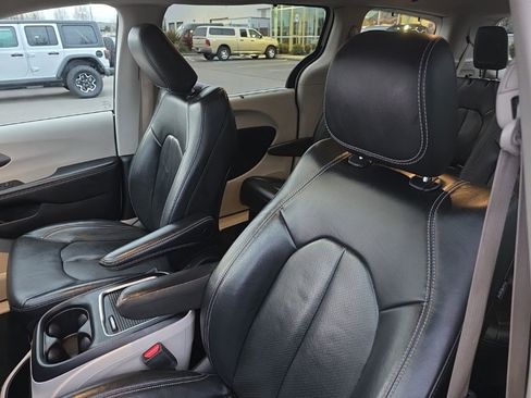 Used 2022 Chrysler Pacifica Touring-L image 15