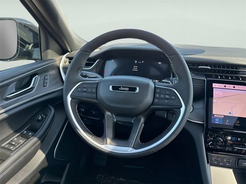 New 2025 Jeep Grand Cherokee Limited w/ Luxury Tech Group II image 13