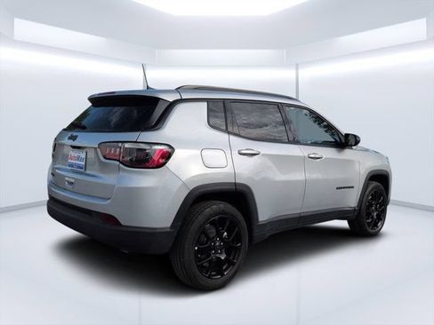 Used 2025 Jeep Compass Latitude w/ Altitude Special Edition AWD/4WD image 3