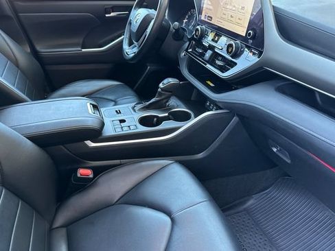 Used 2023 Toyota Highlander XLE FWD image 20