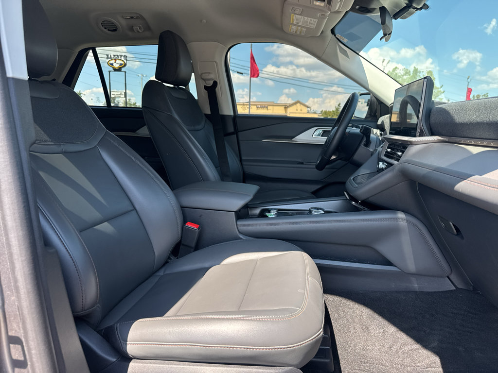 Used 2025 Ford Explorer Active w/ Active Comfort Package RWD image 15