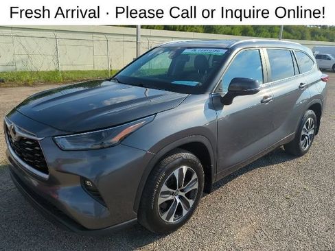 Used 2023 Toyota Highlander XLE AWD/4WD image 2