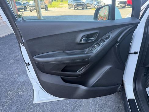 Used 2019 Chevrolet Trax LS AWD/4WD image 12