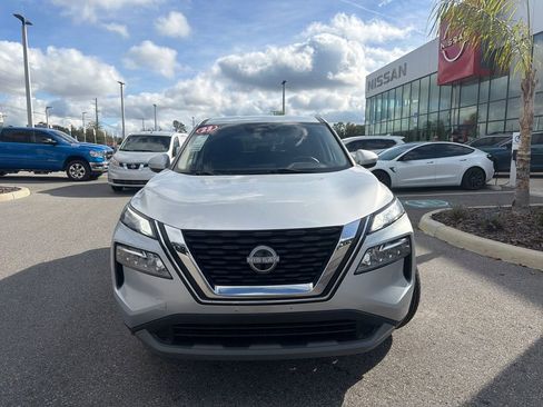 Used 2023 Nissan Rogue SV image 3