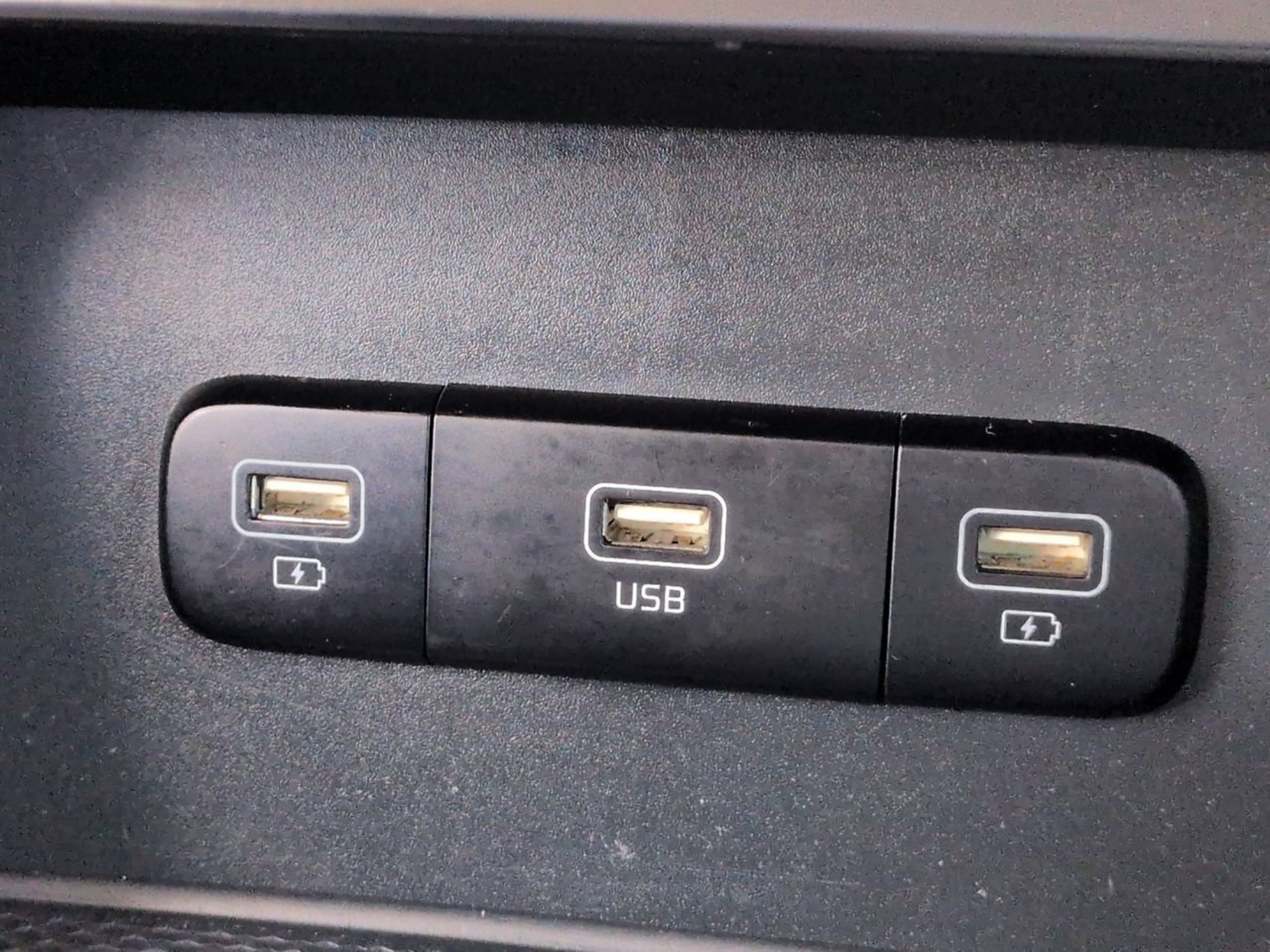Used 2023 Kia Carnival LX FWD image 27