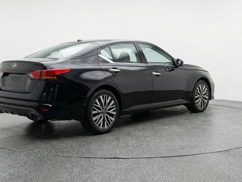 Used 2025 Nissan Altima 2.5 SV FWD image 9