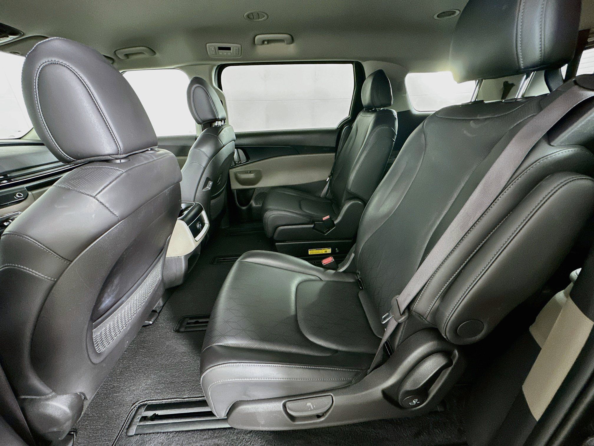 Used 2025 Kia Carnival FWD image 27