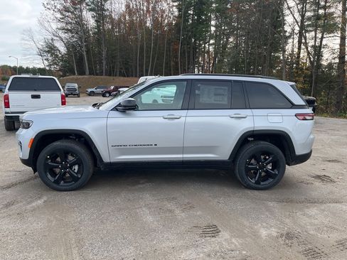 New 2025 Jeep Grand Cherokee Altitude image 4
