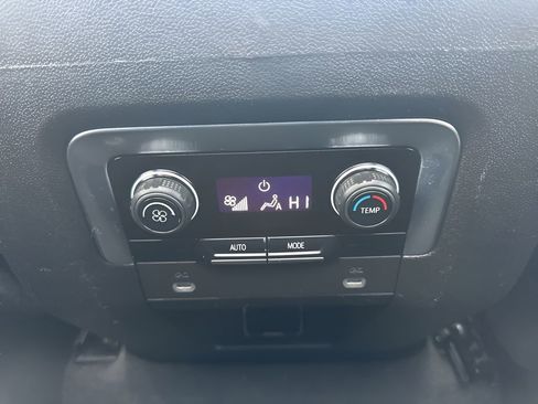 Used 2022 Chevrolet Suburban LT image 15