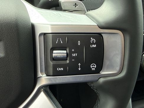 Used 2024 Land Rover Discovery Dynamic SE image 17