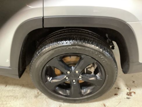 Used 2023 Jeep Grand Cherokee L Laredo image 13