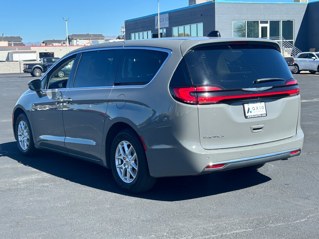 Used 2023 Chrysler Pacifica Touring-L FWD image 5