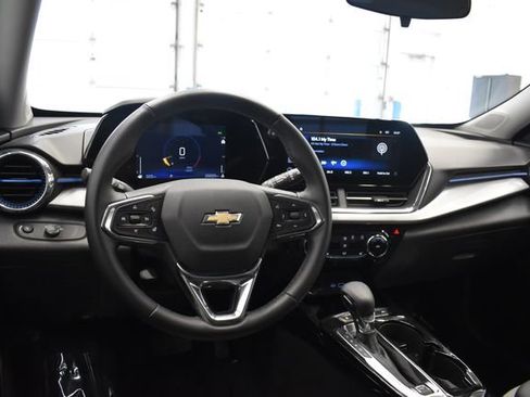 Used 2025 Chevrolet Trax LT w/ LT Convenience Package FWD image 23