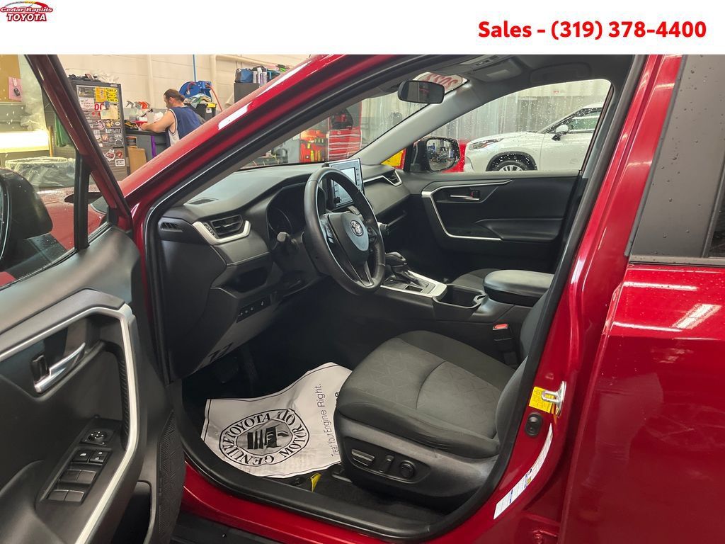 Certified 2022 Toyota RAV4 XLE w/ XLE Grade Weather Package AWD/4WD image 15