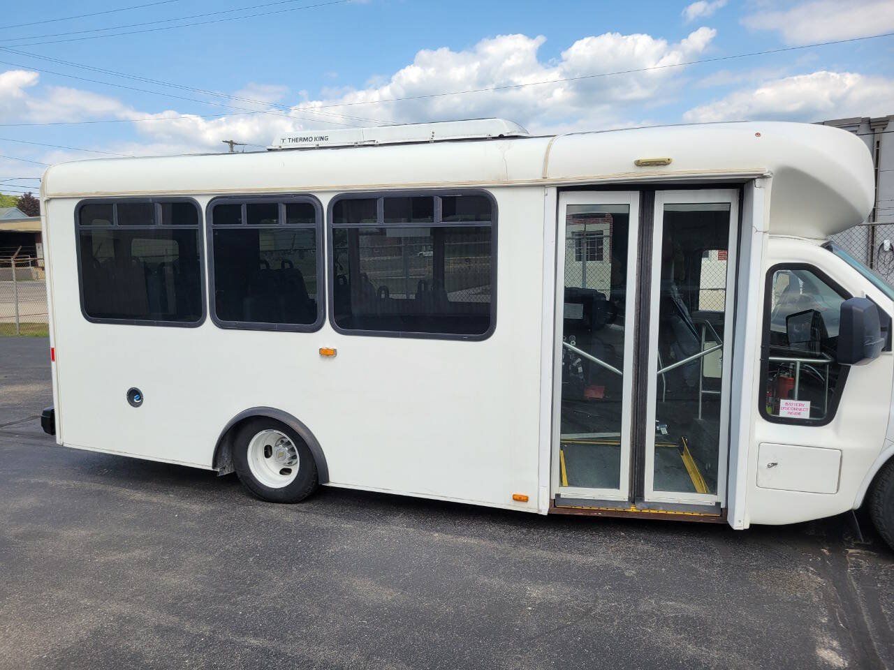 Used 2015 Chevrolet Express 4500 w/ Shuttle Bus Package RWD image 3