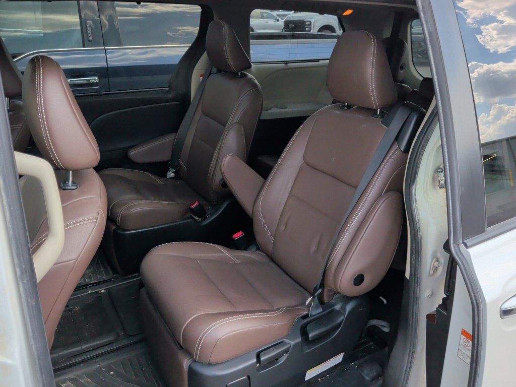 Used 2020 Toyota Sienna Limited Premium FWD image 11