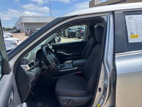 Used 2025 Toyota Highlander LE FWD image 28