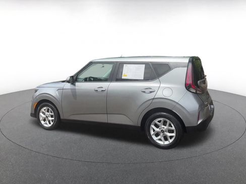 Used 2025 Kia Soul LX w/ LX Technology Package FWD image 9