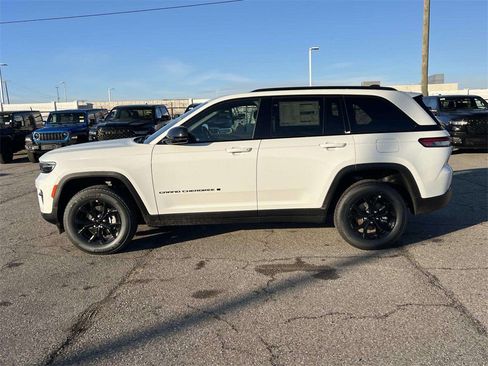 New 2025 Jeep Grand Cherokee Altitude image 3