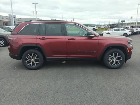 Used 2023 Jeep Grand Cherokee Limited AWD/4WD image 9