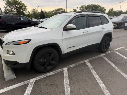 Used 2018 Jeep Cherokee Latitude w/ Altitude Package FWD image 1