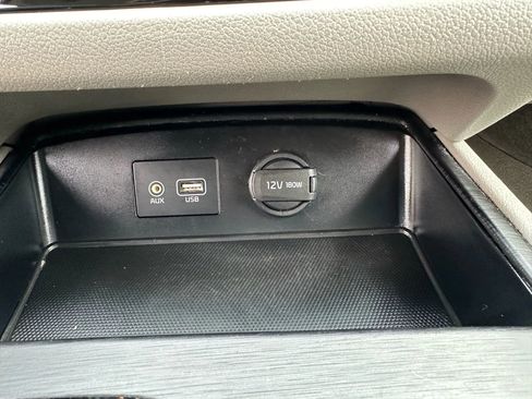 Used 2020 Kia Sedona L image 31