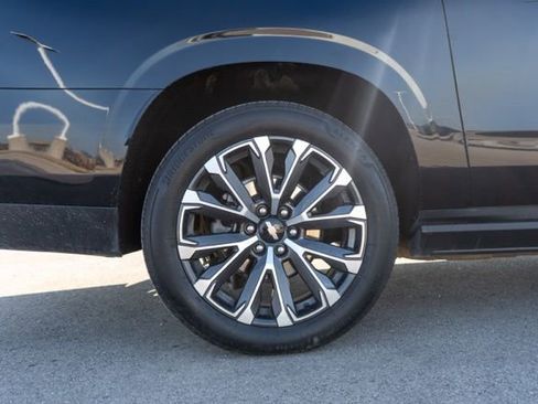Used 2025 Chevrolet Suburban High Country AWD/4WD image 9