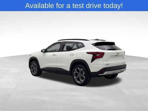 Used 2025 Chevrolet Trax LT w/ LT Convenience Package image 3
