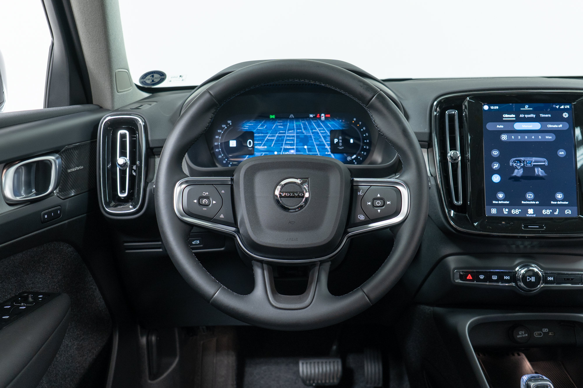 Certified 2025 Volvo XC40 B5 Plus AWD/4WD image 17