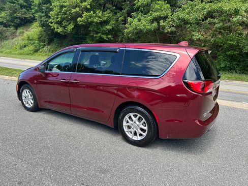 Used 2020 Chrysler Pacifica Touring FWD image 4