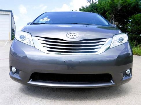 Used 2017 Toyota Sienna XLE AWD/4WD image 9