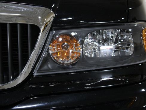Used 2002 Lincoln Blackwood RWD image 8