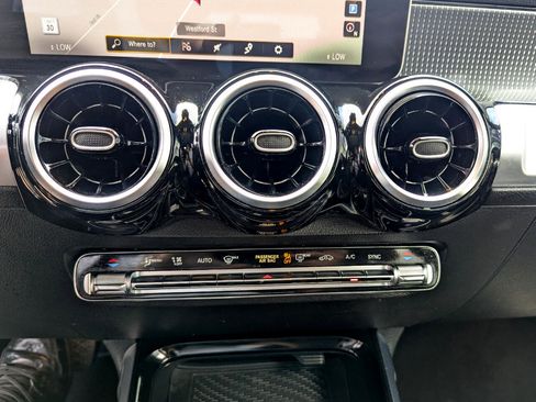 Used 2021 Mercedes-Benz GLB 250 4MATIC w/ Premium Package image 21