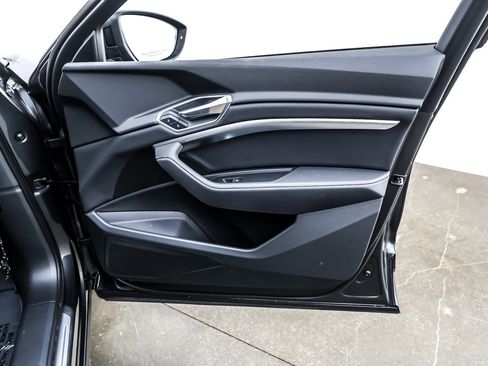 Used 2022 Audi e-tron Premium w/ Convenience Plus Package image 25