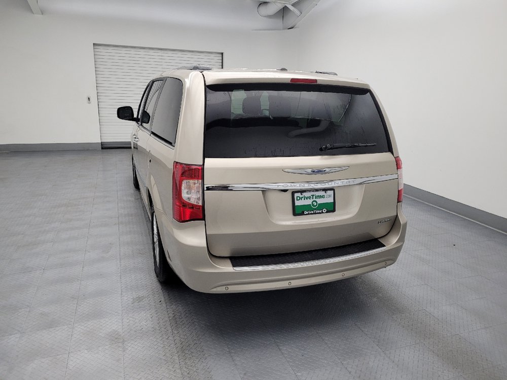 Used 2014 Chrysler Town & Country Limited w/ Luxury Group FWD image 6
