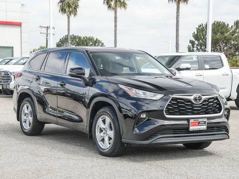 Used 2020 Toyota Highlander LE FWD image 3
