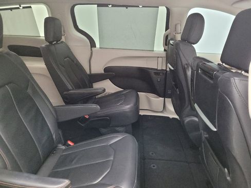 Used 2017 Chrysler Pacifica Touring-L Plus FWD image 19