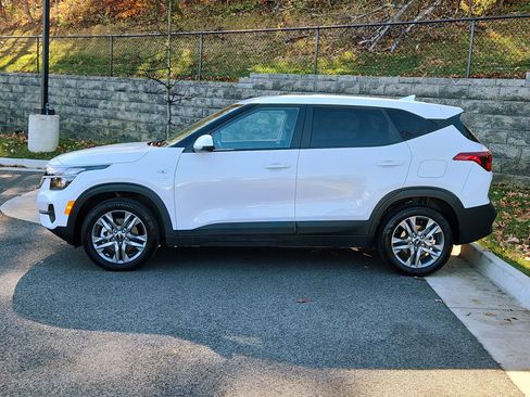 Used 2023 Kia Seltos LX image 6