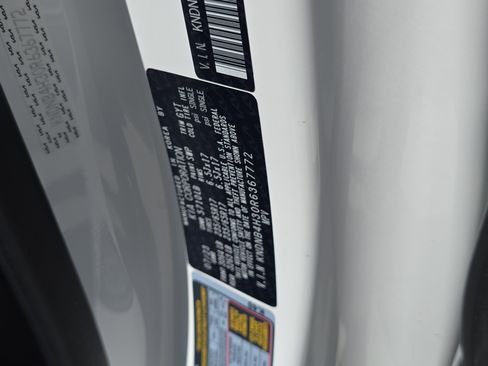 Used 2024 Kia Carnival LX image 31