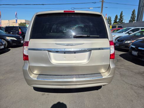 Used 2014 Chrysler Town & Country Touring w/ Driver Convenience Group FWD image 3