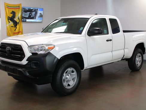 Used 2018 Toyota Tacoma SR image 4