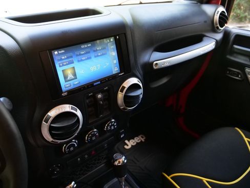 Used 2015 Jeep Wrangler Unlimited Sahara w/ Max Tow Package AWD/4WD image 17