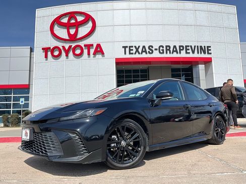 Used 2025 Toyota Camry SE image 2